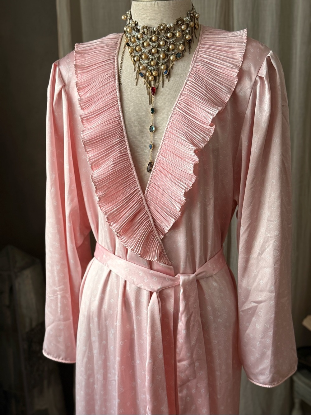 Vintage Mary McFadden bubblegum Pink Long Robe with Ruffled Collar dressing gown - Picture 2 of 6